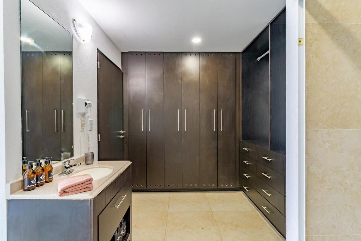 Front With Access Amara Apartment *